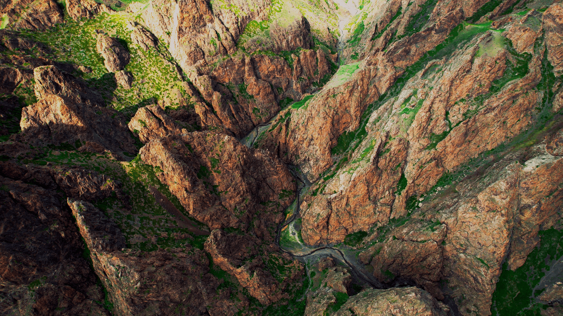 Yoliin Am - The Yol Valley 