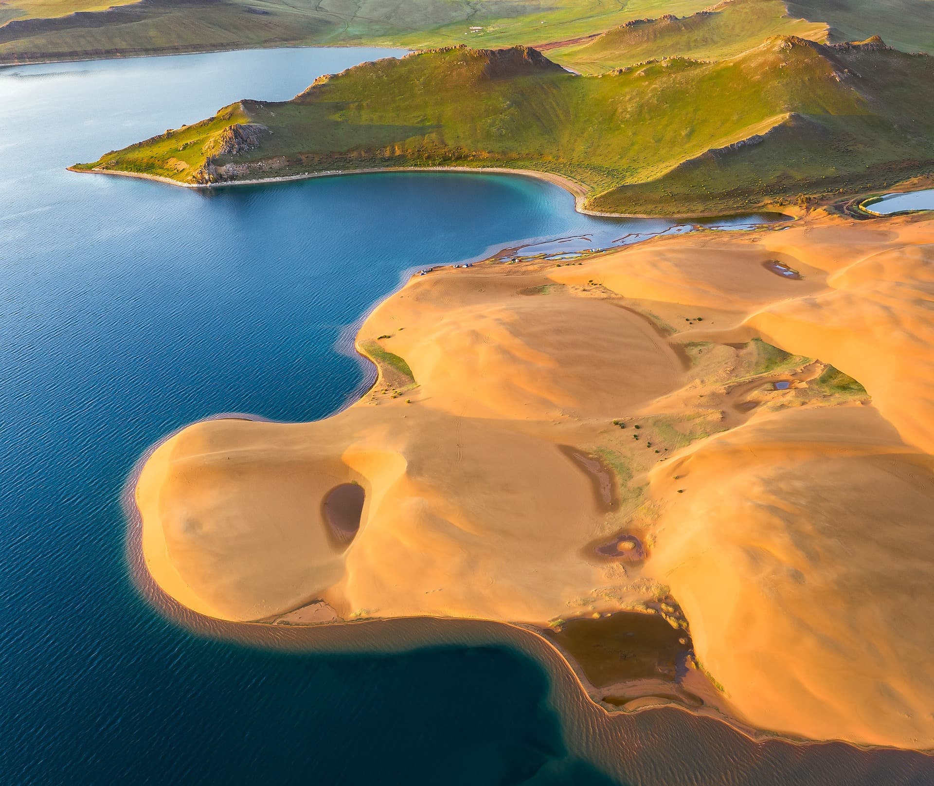Ulaagchiin Khar Us Lake 